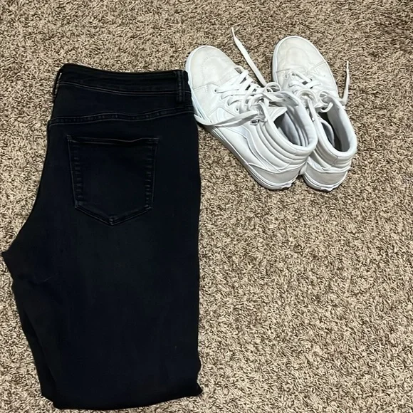 Universal Thread Black Jeans - Picture 3 of 4